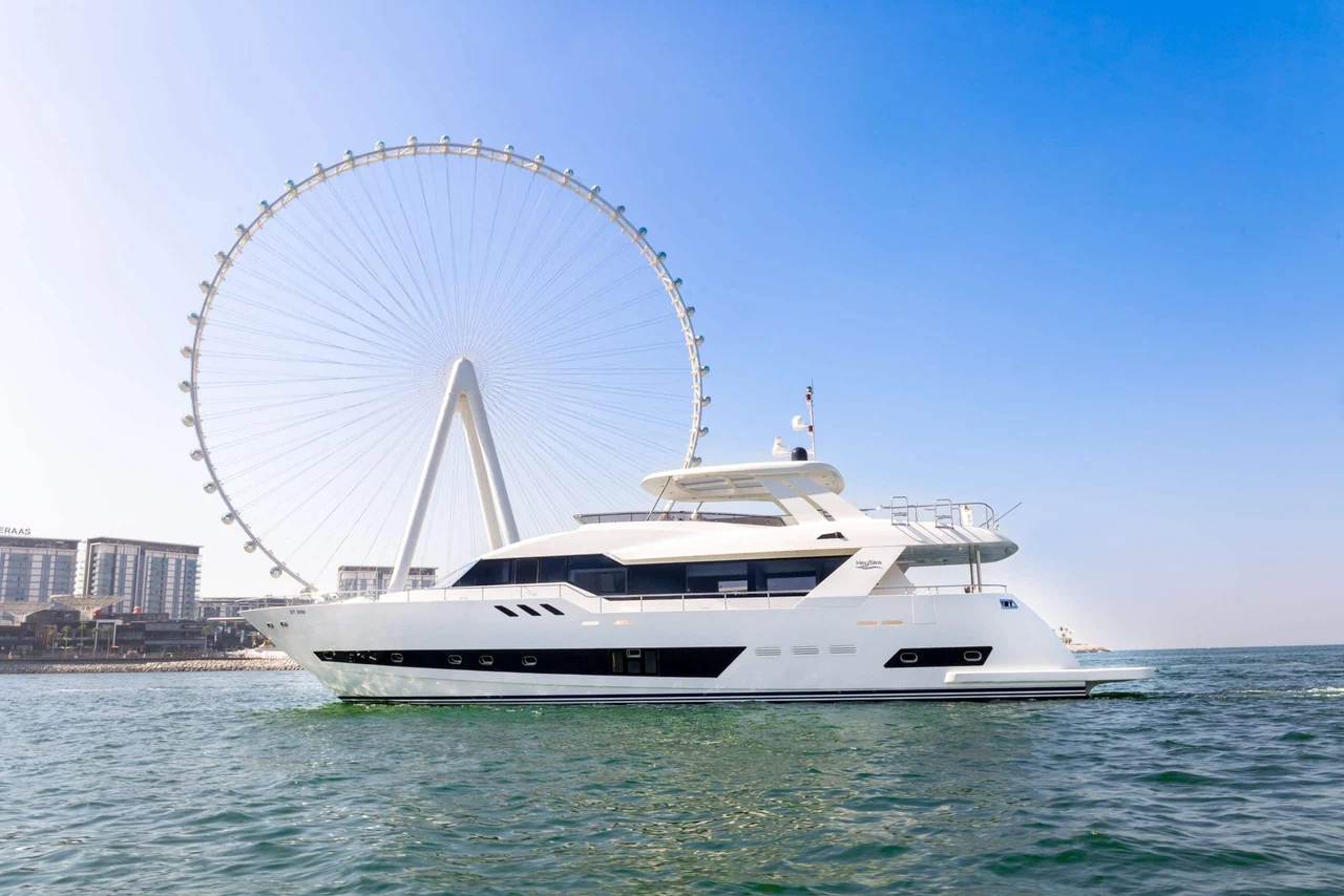 CANTE cruising with Ain Dubai behind the yacht
