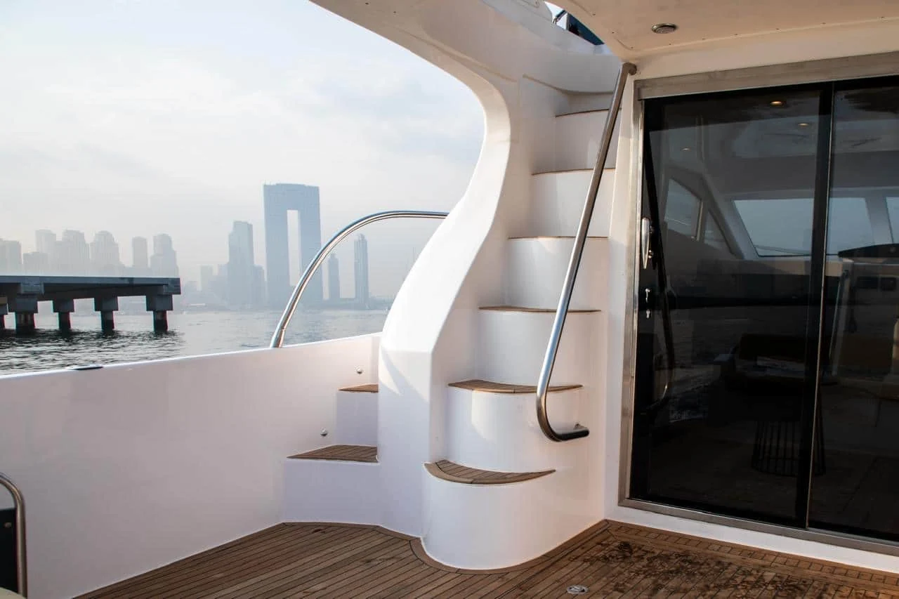 Aft entrance and curved flybridge steps on Élan 44