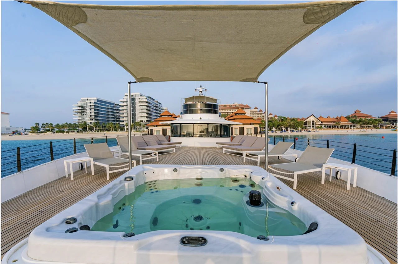 Deck jacuzzi beneath a shade sail on Finesse